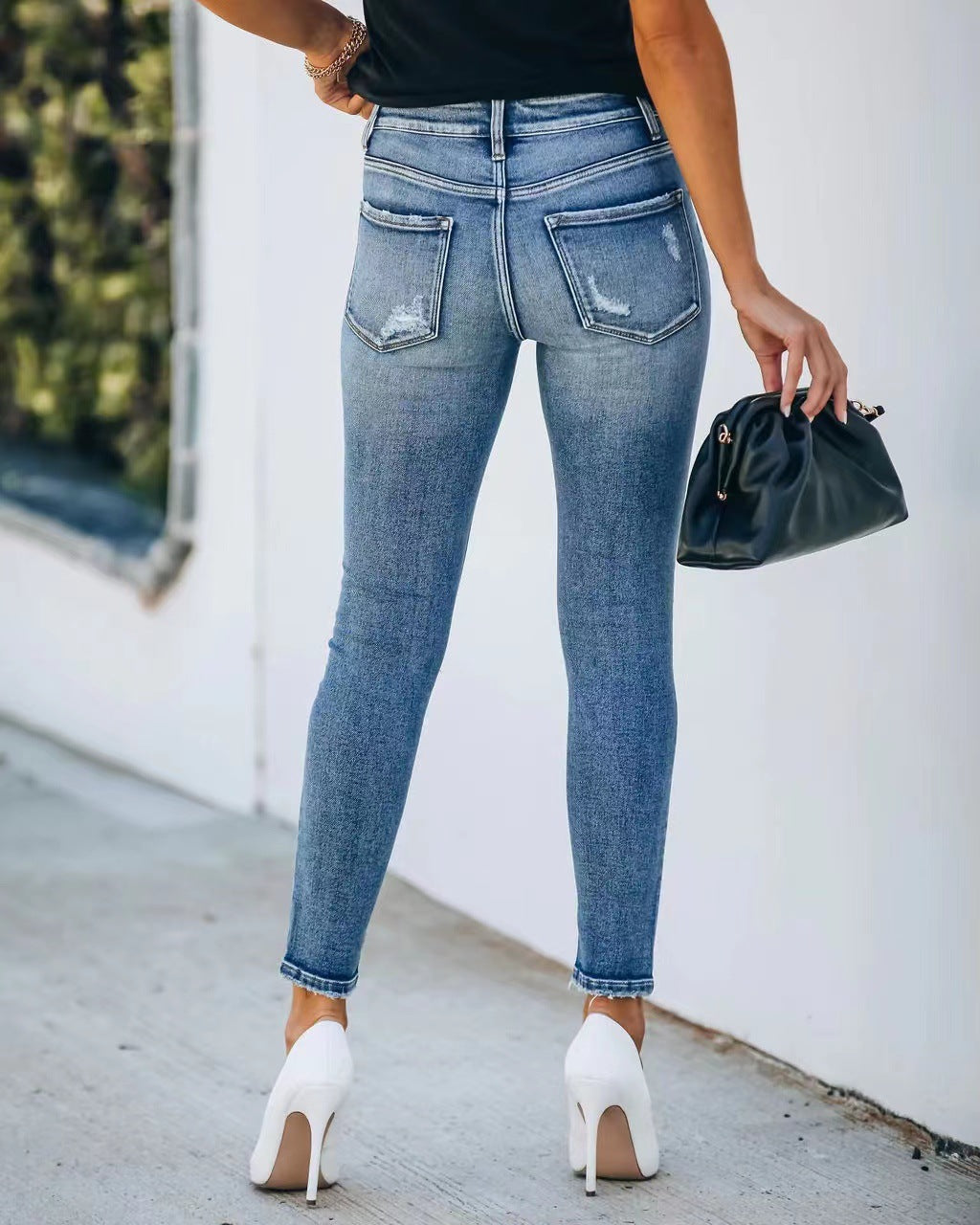 Cyrilla - Gemütliche enge Damen-Jeans mit Löchern