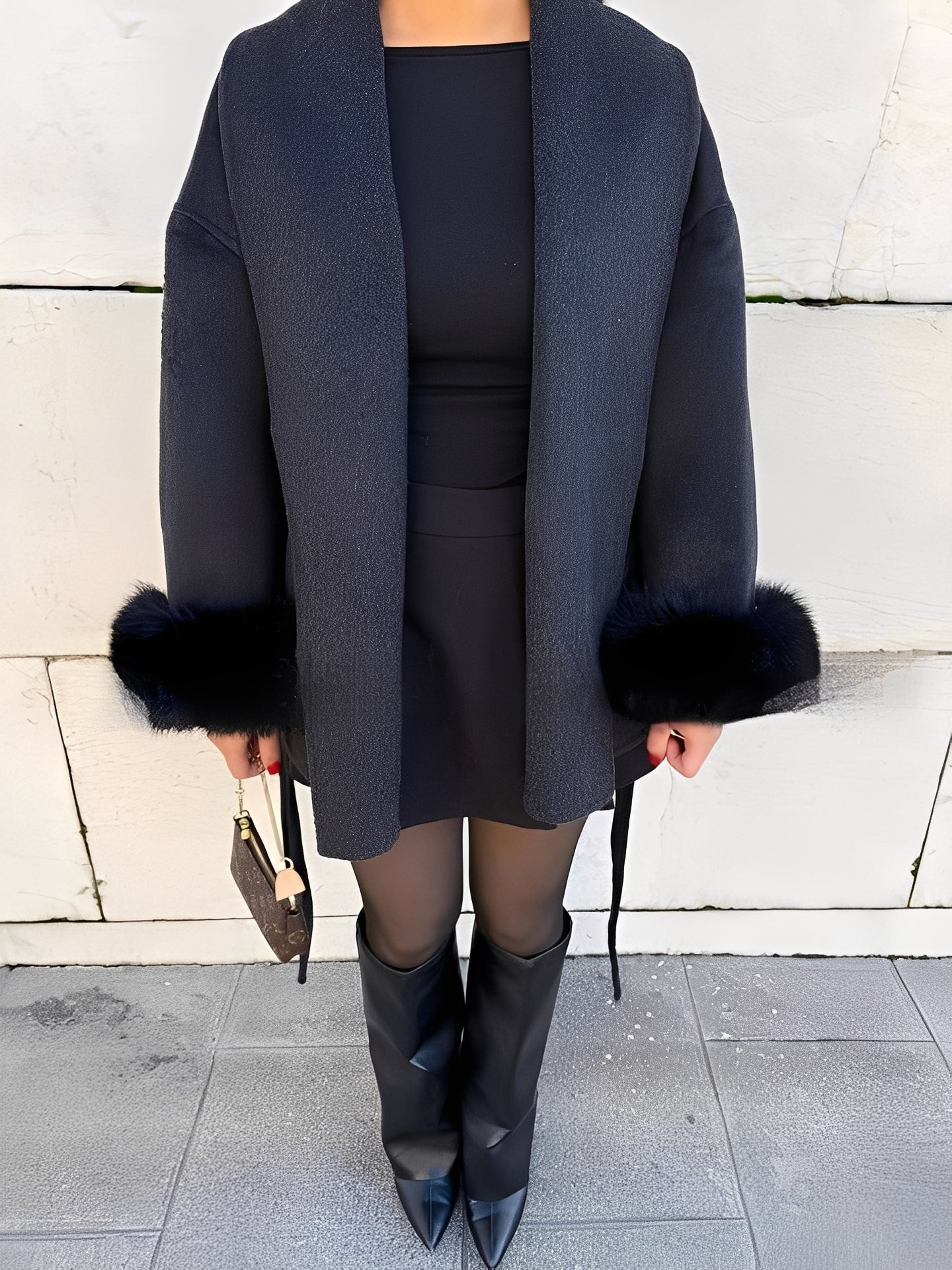 Armani - Eleganter Damenmantel mit luxuriöser Pelzapplikation