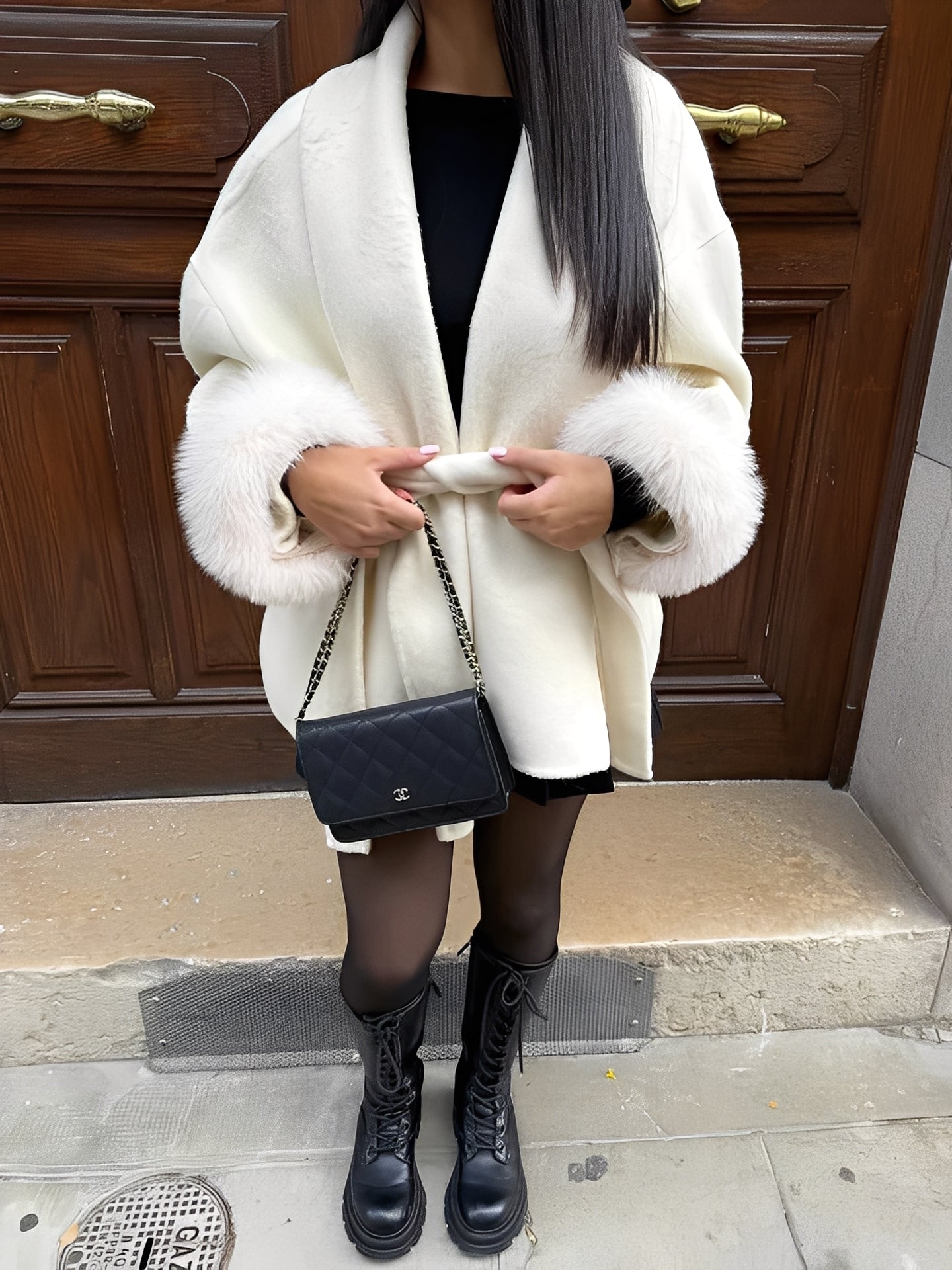 Armani - Eleganter Damenmantel mit luxuriöser Pelzapplikation