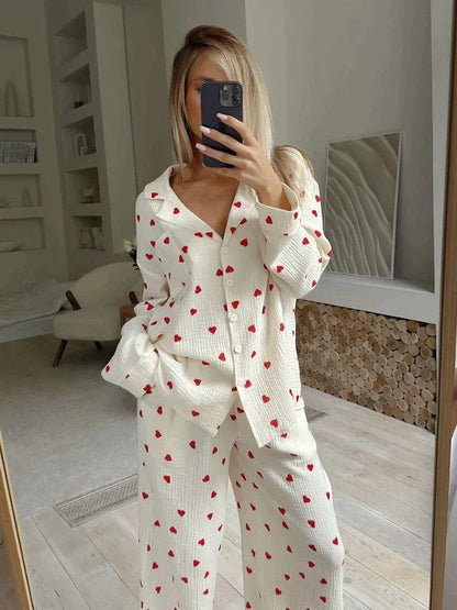 Lola – Eleganter Pyjama mit Herzmotiven