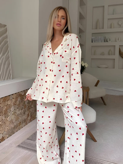 Lola – Eleganter Pyjama mit Herzmotiven